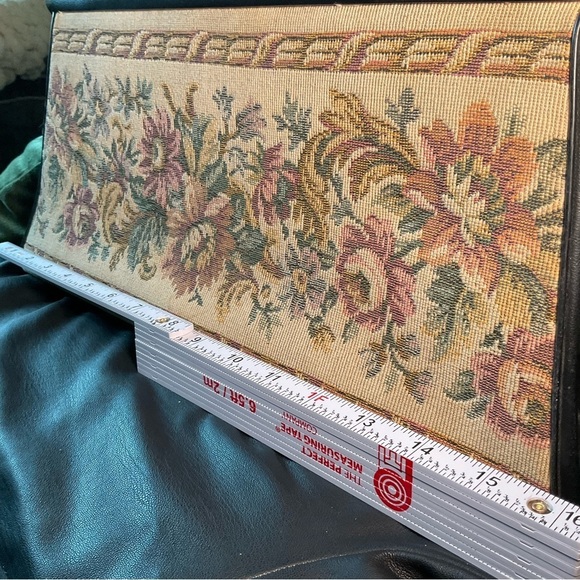 Vintage Tapestry Handbag. In Vintage Condition - Picture 7 of 8